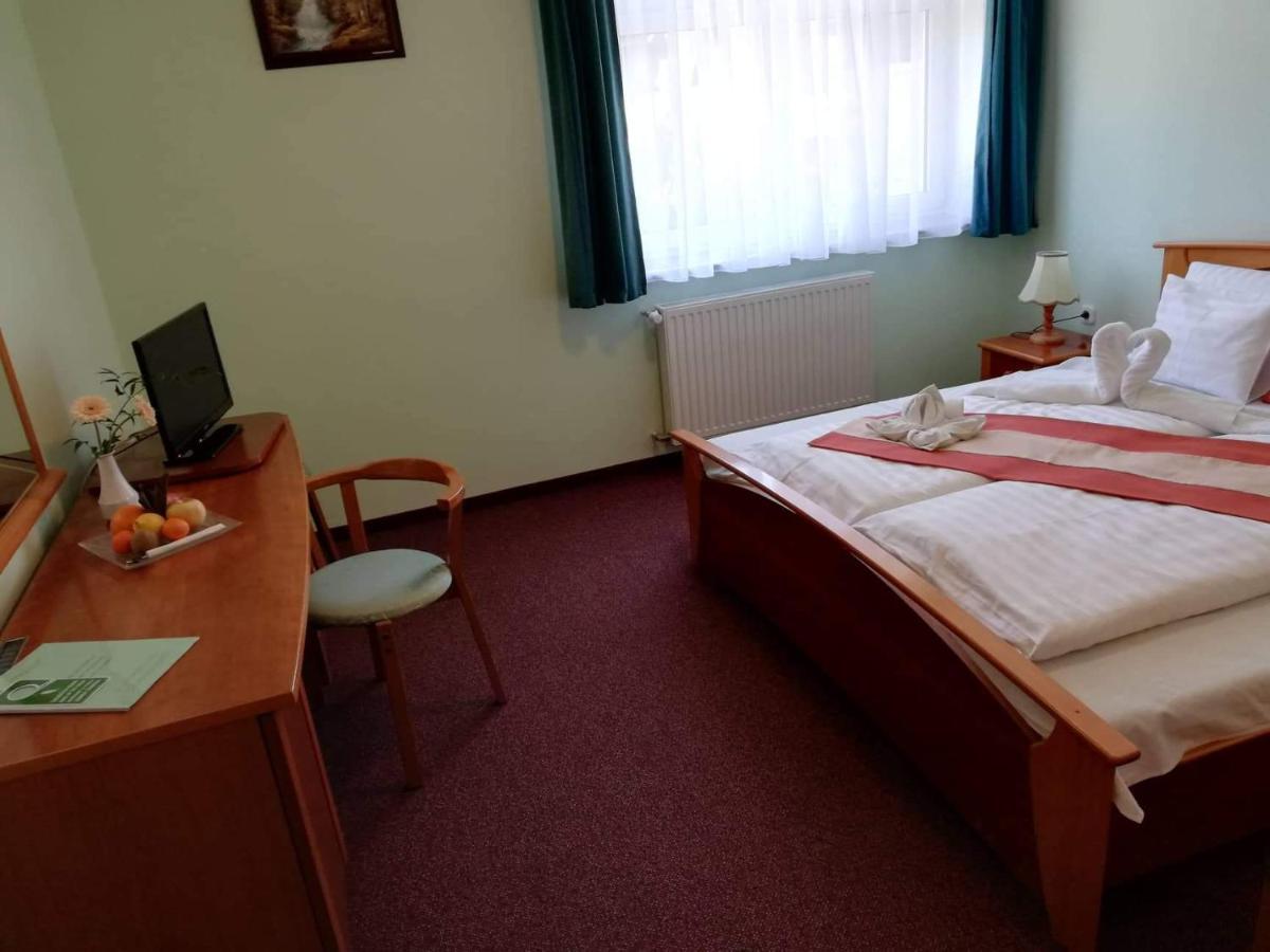 Gosztola Gyoengye-Az Erdo Szallodaja Zewnętrze zdjęcie